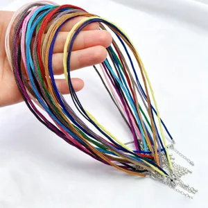 Detail van kleurrijke gevlochten halskettingkoorden met metalen sluitingen voor DIY sieraden.
