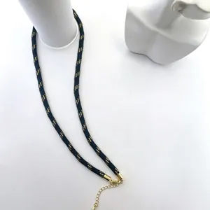 Χειροποίητο DIY υφασμένο κολιέ κορδόνι με χρυσή κλωστή λεπτομέρεια, κομψό αξεσουάρ μόδας.