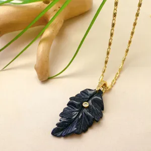 Collier pendentif feuille en pierre de sable bleue fait main chaîne or bijoux élégants
