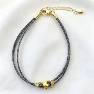 Bracciale intrecciato multistrato elegante da donna con ciondolo a farfalla dorata e catenina