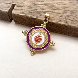 Detailansicht des vintage vergoldeten Emaille Herz Anhängers exquisiter Schmuck Accessoire