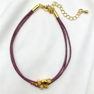 Bracciale in corda viola intrecciata a doppio strato fatto a mano con perline oro e catena.
