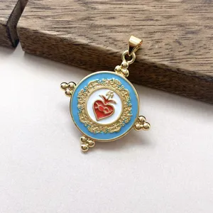 Klassischer vergoldeter Herz Anhänger mit blauer Emaillierung und kunstvollen goldenen Details.