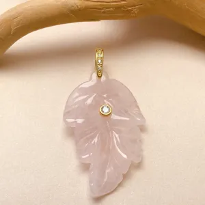 Collier pendentif feuille en quartz rose naturel avec belière dorée et pierre scintillante.