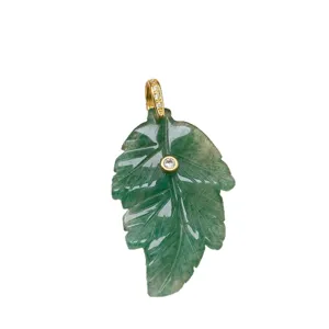 Collier pendentif feuille sculptée en cristal vert naturel avec bélière en or doré.