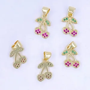 Exquisiter goldener Kirsch-Anhänger mit grünen und rosa Strasssteinen für DIY Halskette Detail.
