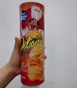 Vista detallada de primer plano del juguete de serpiente de resorte en una lata de patatas.