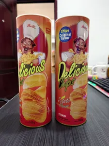 Vista detallada de divertidas latas de patatas fritas de broma, juguetes y regalos para fiestas.