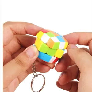 Nahaufnahme eines bunten Mini 3x3 Zauberwürfel Schlüsselanhängers, Puzzlespiel Ansicht.