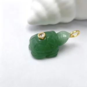 Pendentif collier petite tortue verte en pierre naturelle dorée avec anneau et cristal