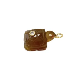 Pendentif tortue en pierre naturelle avec anneau doré et cristal pour collier élégant.