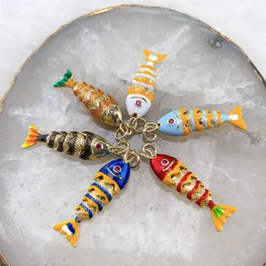 Kleurrijke geëmailleerde beweegbare vis bedels, koperen DIY sieraden accessoires voor kettingen.