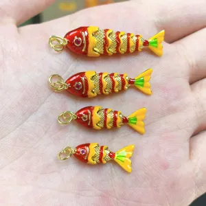 Detailopname van kleurrijke geëmailleerde vishangers, koperen DIY sieraden accessoires.