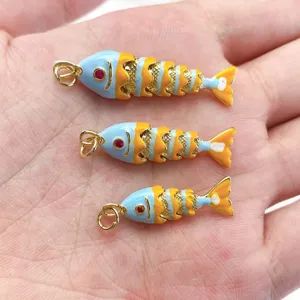 Gedetailleerd overzicht van gekleurde geëmailleerde vis koperen hangers, beweegbare segmenten DIY.