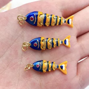 Detail van kleurrijke emaille vis hanger, koperen DIY sieraden accessoire met steen.