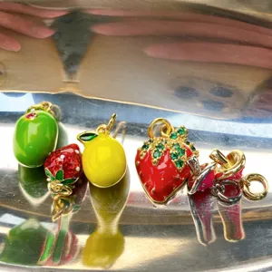Gedetailleerd overzicht van kleurrijke metalen fruithangers voor eigen sieraden ontwerpen.