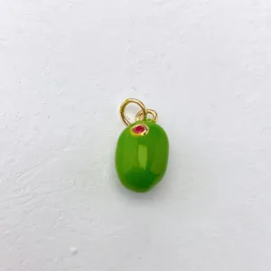 Groene olijfgevormde metalen hanger met gouden ring en rode detail voor DIY sieraden maken.