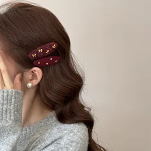 Rode strik haarspeld voor vrouwen, vintage wol zijspeld, elegant haaraccessoire.