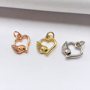 Gros plan de détail des accessoires de bijoux pendentif DIY cœur et aile colorés.
