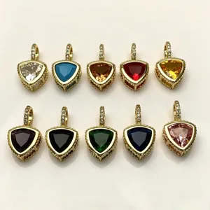 Detaillierte Nahaufnahme bunter Zirkon-Anhänger in Dreiecksform für modischen Schmuck.