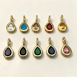 Detailansicht bunter tropfenförmiger Zirkonia Anhänger mit vergoldeten Ösen für Schmuck.