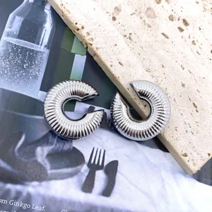 Chic geometric C-shaped ribbed non-piercing ear clips, retro metal trendy clip earrings.