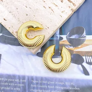 Geometric ribbed C-shaped gold earrings, trendy retro non-piercing ear clips for women.