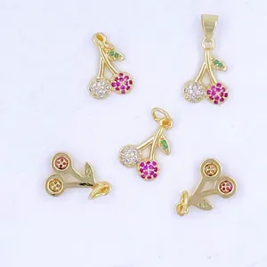 Goldener Kirschen Anhänger Detail mit rosa und weißen Zirkoniasteinen für DIY Schmuck.