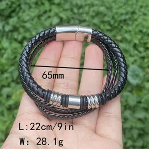 Detailansicht des mehrschichtigen Herren Lederarmbands mit Edelstahldesign und Magnetverschluss.