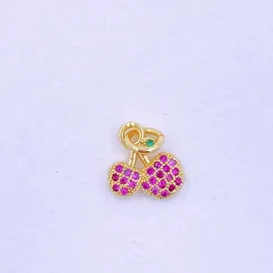 Goldener Kirschen Anhänger Detail, funkelnde rosa und grüne Steine, DIY Schmuck Accessoire.