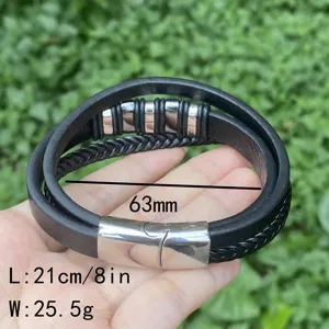 Mehrschichtige Lederarmband Detailansicht mit Metallverschluss und geflochtener Kordel für Herren.
