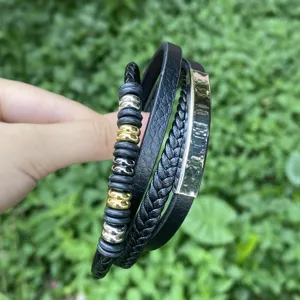 Nahaufnahme Detailaufnahme des mehrschichtigen schwarzen Lederarmbands mit Metallperlen.
