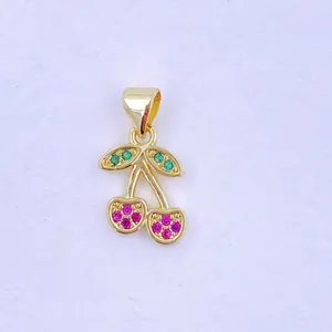 Nahaufnahme Detail eines goldenen Kirsch-Anhänger Charms mit grünen Blättern und rosa Strass.