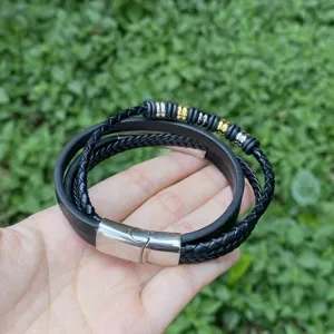 Mehrlagiges geflochtenes Herren Lederarmband mit Metallperlen und Edelstahl Magnetverschluss.