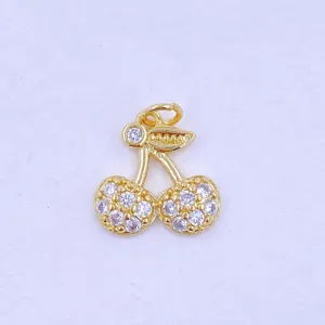 Nahaufnahme des goldenen Kirschen-Anhängers mit funkelnden Zirkoniasteinen für DIY-Schmuck.