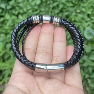 Detailaufnahme des mehrschichtigen geflochtenen Lederarmbands mit Metallverschluss, Herren.