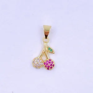 Nahaufnahme Detail eines goldfarbenen Kirschanhängers mit funkelnden rosa Steinen.
