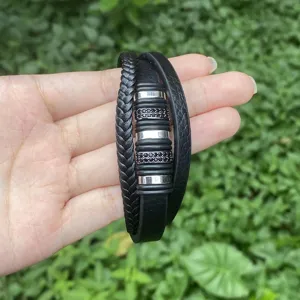 Nahaufnahme des mehrschichtigen Lederarmbands mit Metallringen und funkelnden Steinen.