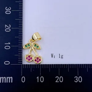 Süßer goldener Kirschanhänger mit funkelnden rosa und grünen Kristallen für Schmuck.