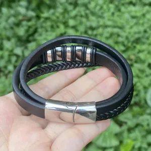 Detailaufnahme des mehrschichtigen Lederarmbands mit eleganten Metallringen und Verschluss.