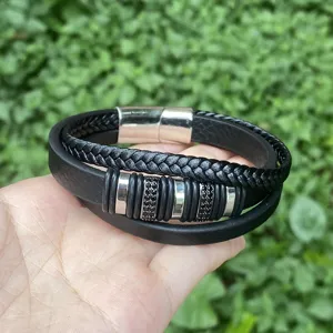 Mehrschichtiges Herren Lederarmband mit Metallringen und schwarzen Zirkon Details Detailansicht.