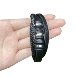 Elegantes mehrlagiges schwarzes Lederarmband für Herren mit funkelnden Strassringen.