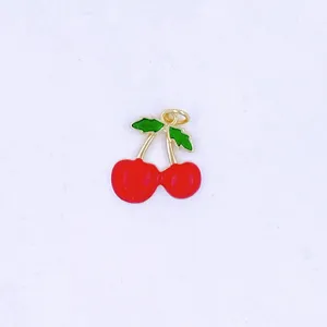 Dettaglio ciondolo ciliegia in rame 3D carino, frutto rosso vivace per accessori collana fai da te.