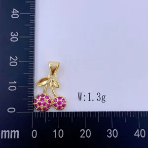 Goldener Kirschanhänger mit rosa Zirkoniasteinen, exquisites DIY Schmuckzubehör Detail.