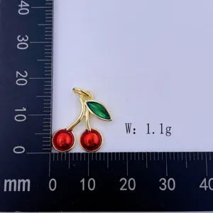 Kirschen Anhänger Detailansicht mit genauen Maßen und Gewicht. Vergoldetes Metall mit Emaille.