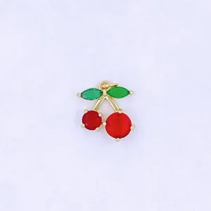 Grazioso ciondolo ciliegia 3D per collana, rame dorato con pietre colorate e brillanti.