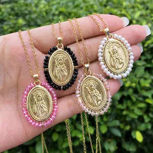 Collier Pendentif Relief San Judas en Cuivre Plaqué Or Vintage Perles Acrylique Tissées Main Bordure Perle Artificielle Médaillon Pièce Religieuse pour Femme Bijoux
