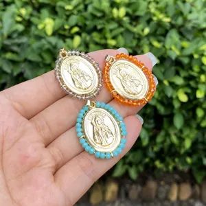 Pendentif religieux San Judas plaqué or avec perles colorées collier femme fait main détail