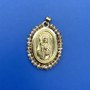 Collier pendentif religieux doré avec gaufrage San Judas et perles de cristal.