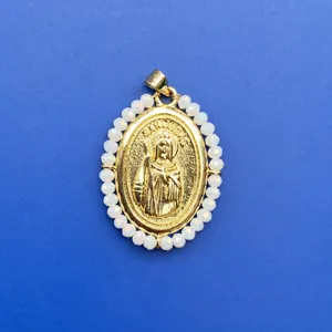 Pendentif collier plaqué or avec perles acryliques blanches et breloque figure religieuse